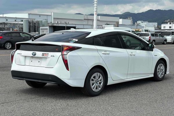 2017 Toyota Prius HYBRID S Carousel 5