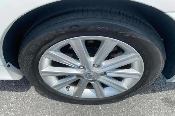 2013 Toyota Camry Hybrid G Package Carousel 6