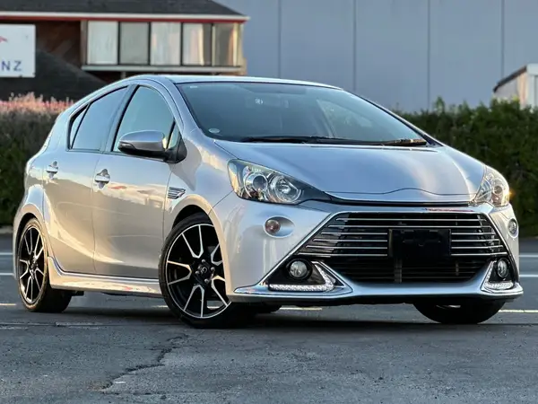 2014 Toyota Aqua Hybrid G GS Carousel 2
