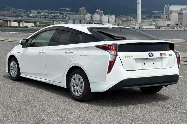 2017 Toyota Prius HYBRID S Carousel 2