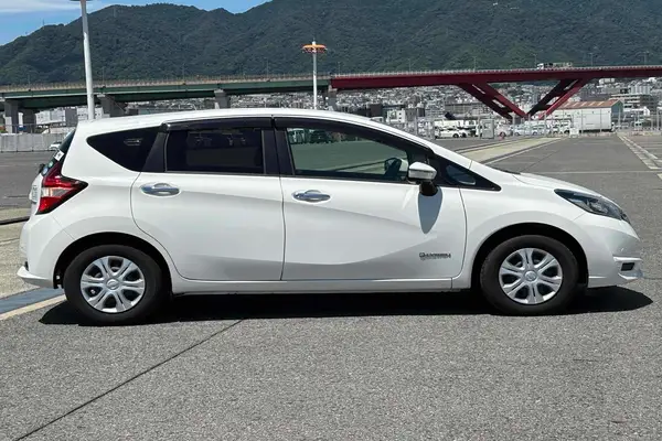 2020 Nissan Note HYBRID E-Power B Carousel 6