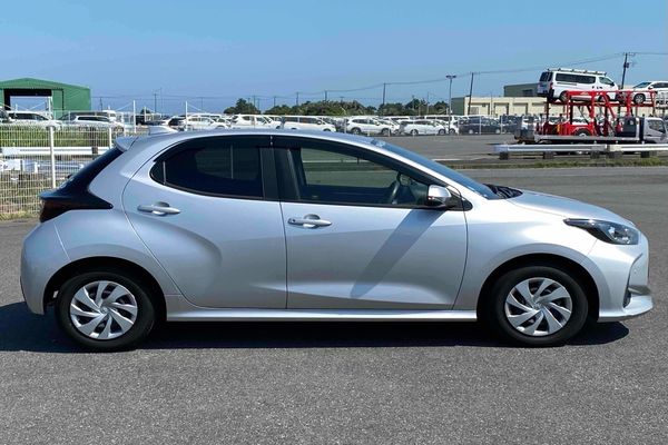 2020 Toyota Yaris Hybrid X Carousel 7