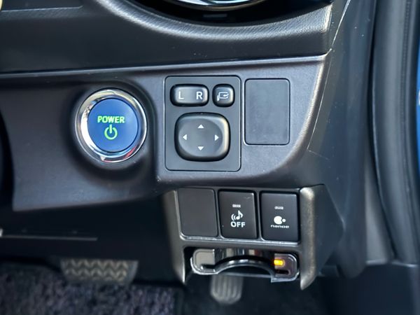 2015 Toyota Aqua Hybrid S Carousel 6