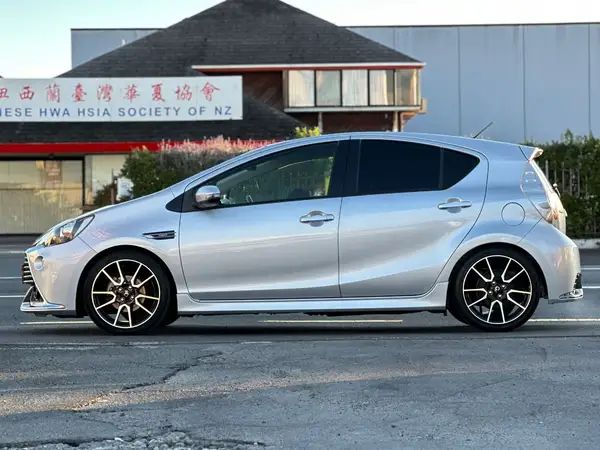 2014 Toyota Aqua Hybrid G GS Carousel 6