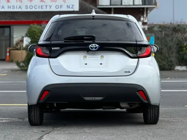2021 Toyota Yaris HYBRID X Carousel 4