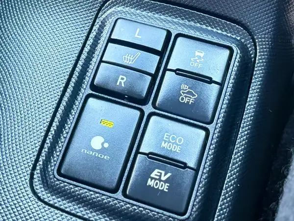 2017 Toyota Aqua CROSSOVER Hybrid *Leather* Carousel 8