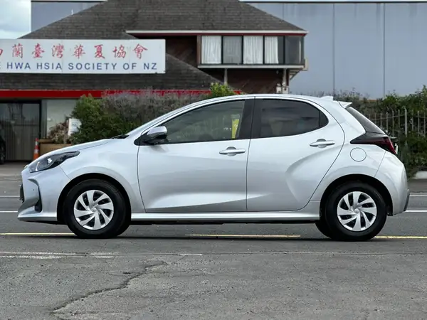 2021 Toyota Yaris HYBRID X Carousel 3