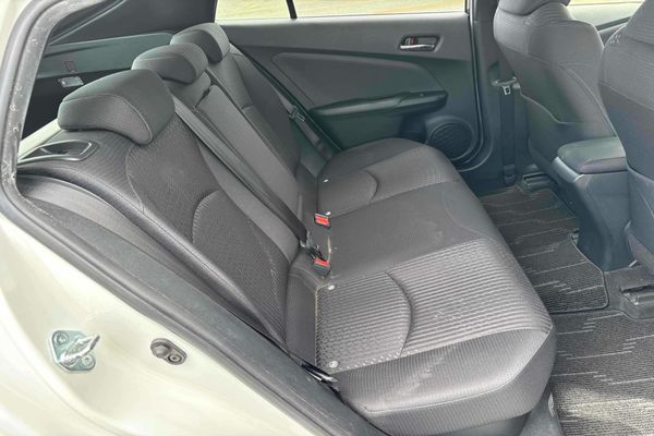 2017 Toyota Prius HYBRID S Carousel 6