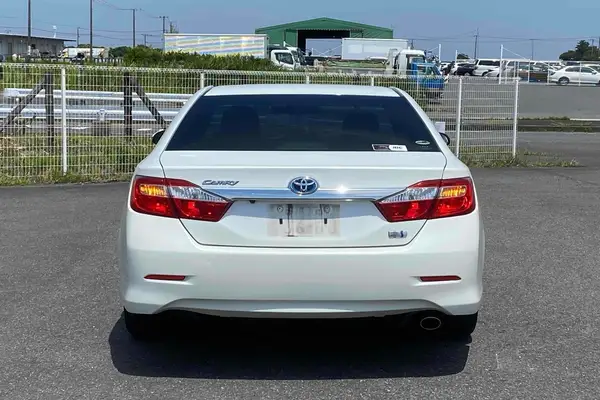 2013 Toyota Camry Hybrid G Package Carousel 3