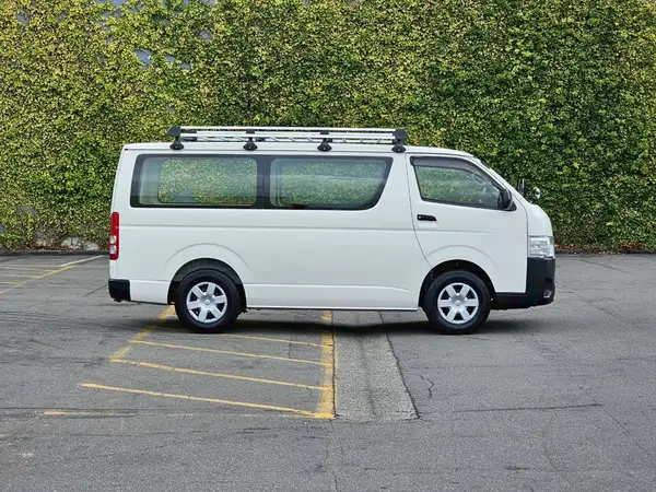 2018 Toyota Hiace 2.0 Petrol Low Kms Carousel 2
