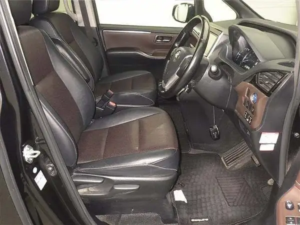 2015 Toyota Esquire Carousel 2