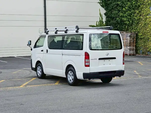 2018 Toyota Hiace 2.0 Petrol Low Kms Carousel 3