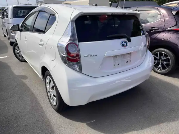 2012 Toyota Aqua Carousel 1