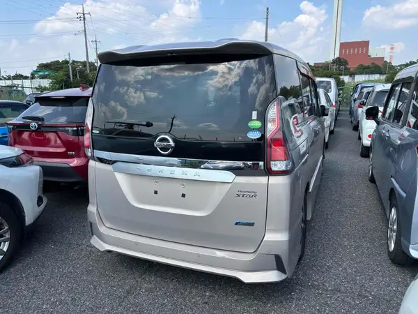 2017 Nissan Serena Carousel 1