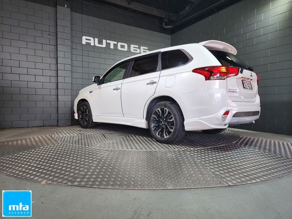 2015 Mitsubishi Outlander PLUG IN HYBRID Carousel 5