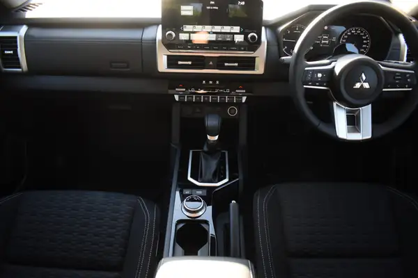 2025 Mitsubishi Triton DC GLX-R 4WD AUTO Carousel 9