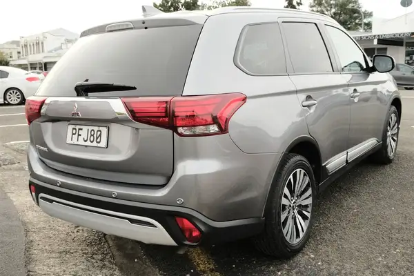 2022 Mitsubishi Outlander LS Carousel 3
