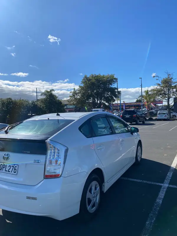 Toyota Pirus 2011 Carousel 4