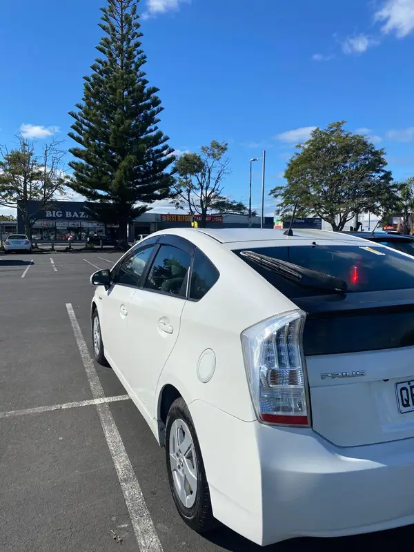 Toyota Pirus 2011 Carousel 1
