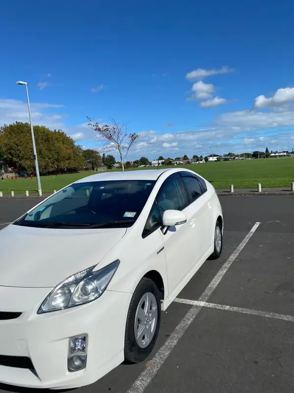 Toyota Pirus 2011 Carousel 2
