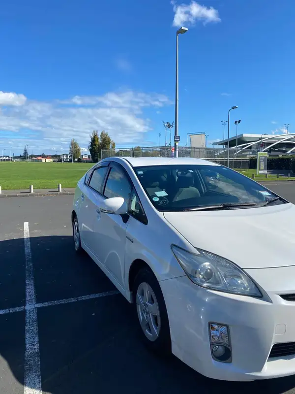 Toyota Pirus 2011 Carousel 3