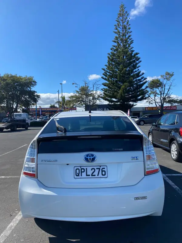 Toyota Pirus 2011 Carousel 5