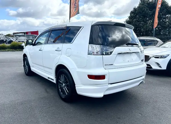 2012 Mitsubishi Outlander 7 SETAR ROADEST 20G Carousel 3