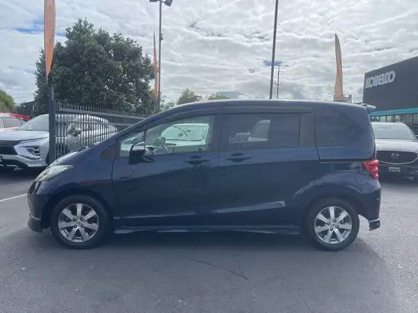 2009 Honda Freed Carousel 3