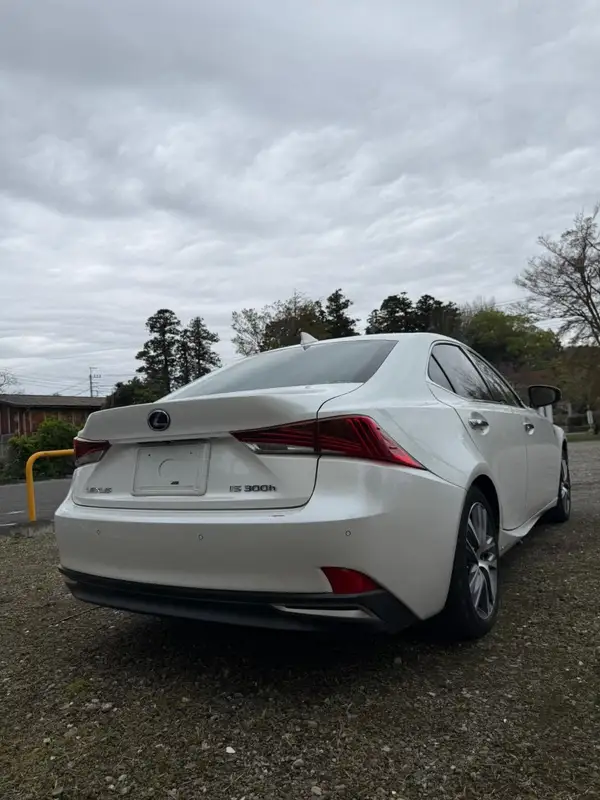 2017 Lexus IS 300h Carousel 4