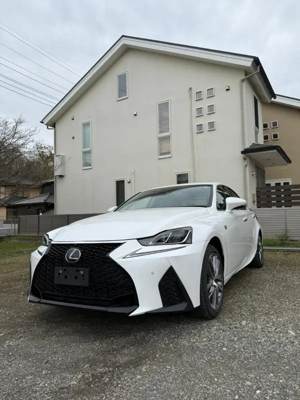2017 Lexus IS 300h Carousel 8