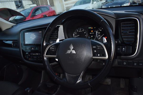 2014 Mitsubishi Outlander 24G 7 Seater Carousel 10
