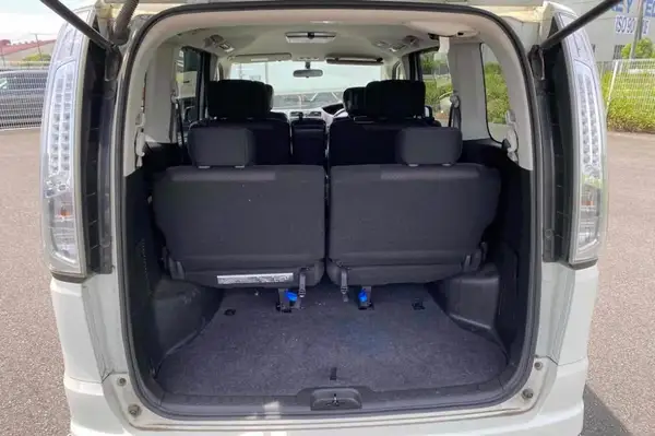 2012 Nissan Serena Carousel 7