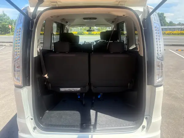 2013 Nissan Serena highway star hybrid Carousel 4