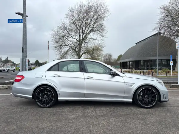 2010 Mercedes-Benz E63 6.2L V8 AMG Carousel 1