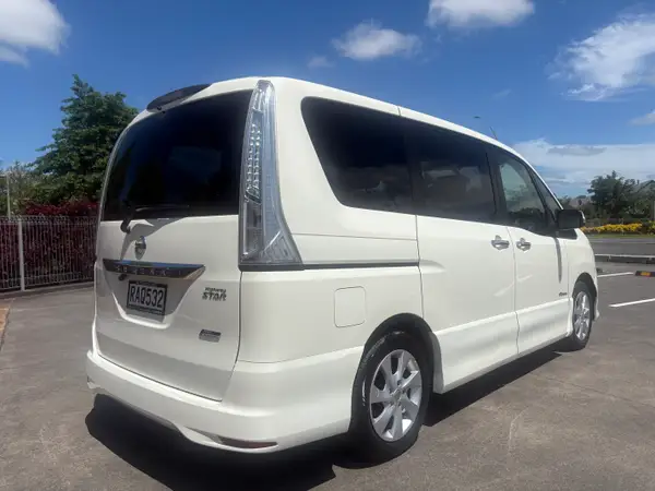 2013 Nissan Serena highway star hybrid Carousel 2