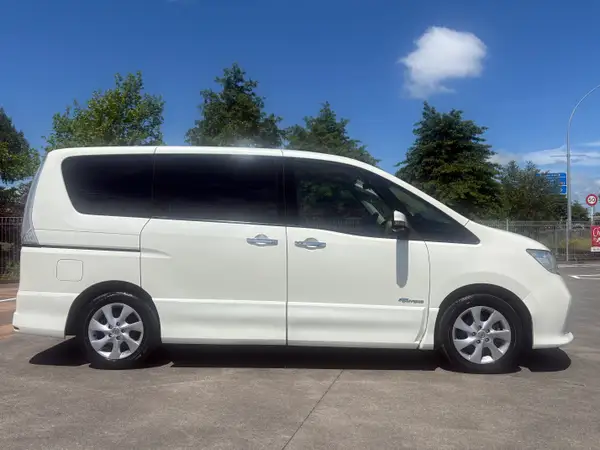 2013 Nissan Serena highway star hybrid Carousel 1