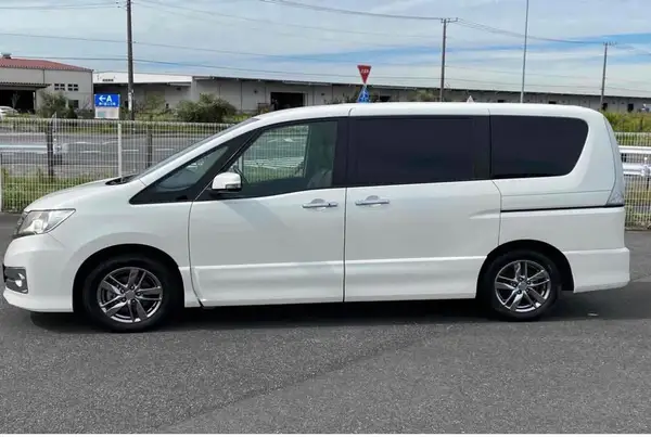 2011 Nissan Serena Carousel 1