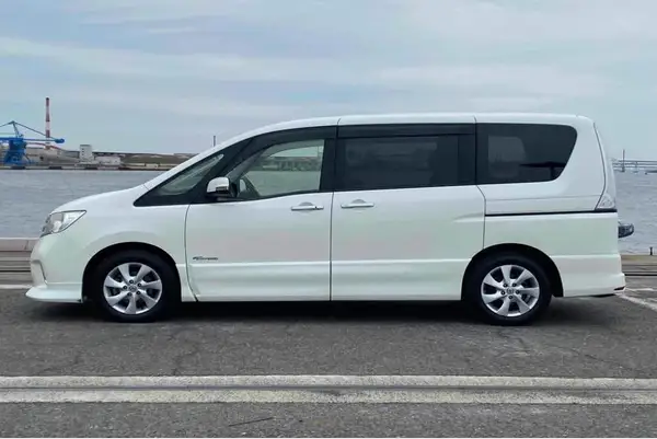2013 Nissan Serena Carousel 1