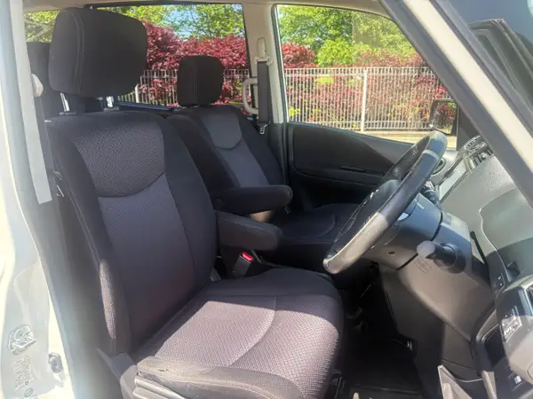 2013 Nissan Serena highway star hybrid Carousel 6