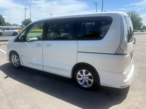 2013 Nissan Serena highway star hybrid Carousel 3