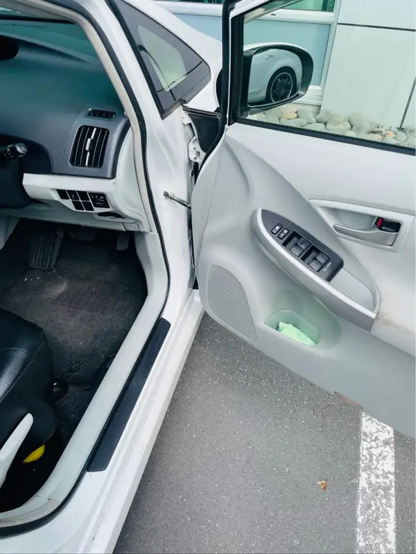 Toyota Prius 2015S Model Carousel 5