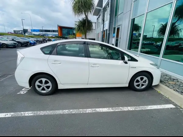Toyota Prius 2015S Model Carousel 2