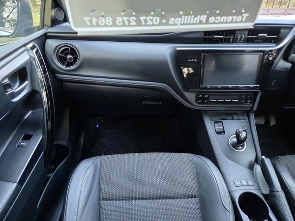 2016 Toyota Auris HYBRID Carousel 4