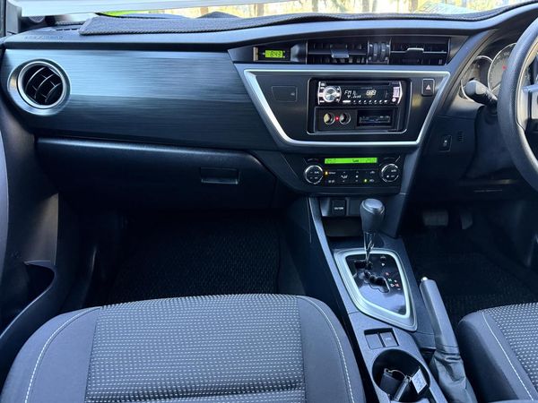 2013 Toyota Auris Carousel 4