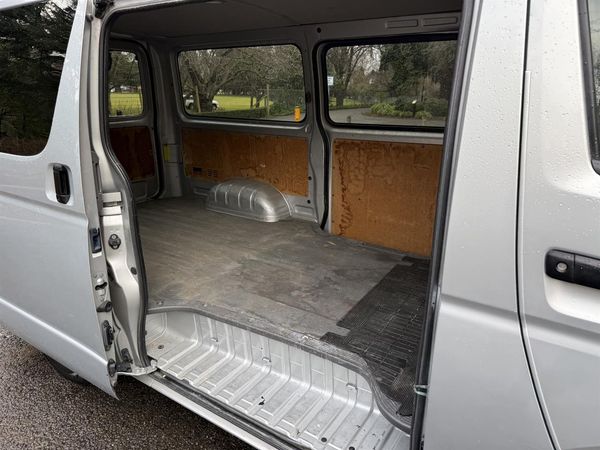 2009 Toyota Hiace Carousel 6