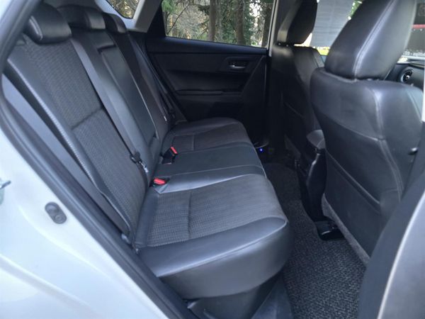 2016 Toyota Auris HYBRID Carousel 6
