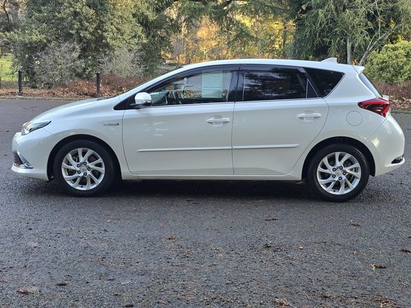 2016 Toyota Auris HYBRID Carousel 13