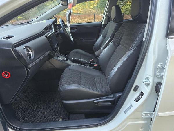 2016 Toyota Auris HYBRID Carousel 3