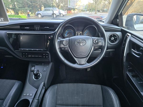 2016 Toyota Auris HYBRID Carousel 1