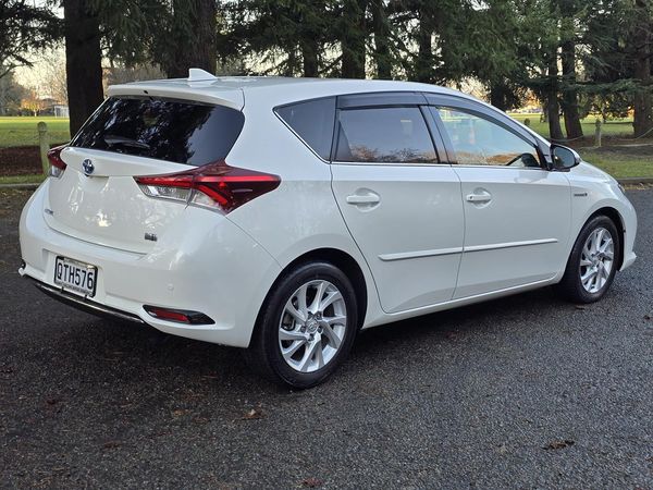2016 Toyota Auris HYBRID Carousel 11